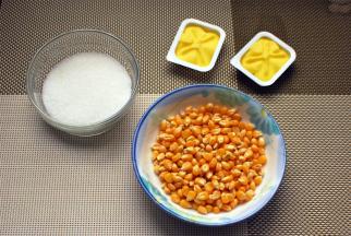 准备食材。爆花玉米是圆圆尖尖的玉米粒，在超市可以买到。没有黄油，用食用油也可以。