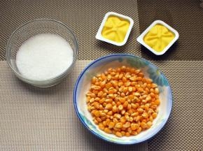 准备食材。爆花玉米是圆圆尖尖的玉米粒，在超市可以买到。没有黄油，用食用油也可以。