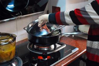 赶紧把锅盖盖上，炉火转为小火，偶尔晃动锅。