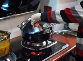 赶紧把锅盖盖上，炉火转为小火，偶尔晃动锅。