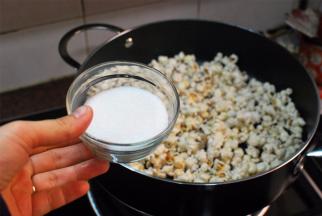 听不见声音时就可以熄火了，趁着有余热，把细砂糖加入。