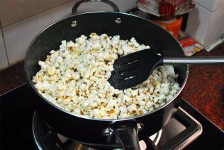 翻炒均匀即可。装起来，两大汤碗。