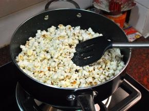 翻炒均匀即可。装起来，两大汤碗。