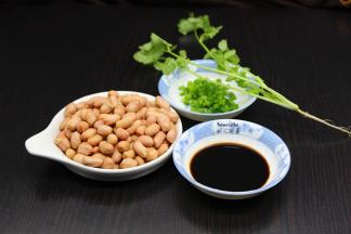 花生去壳，陈醋加入白砂糖拌均，香葱、香菜洗净切好；