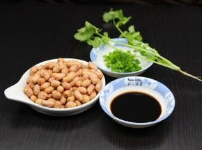 花生去壳，陈醋加入白砂糖拌均，香葱、香菜洗净切好；