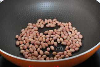 热锅，倒入花生米，小火慢慢炒；