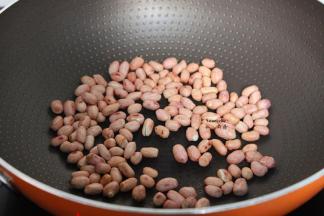 煸炒3-5分钟，花生米中间小小裂口即可；