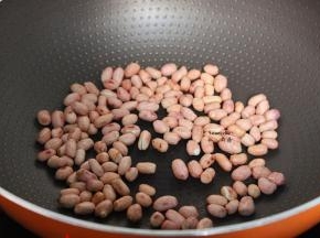 煸炒3-5分钟，花生米中间小小裂口即可；