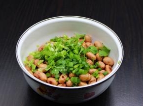 撒上香葱、香葱拌均即可；