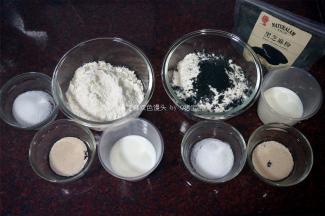 准备食材。黑芝麻面团原料：黑芝麻粉10克，小麦面粉125克，细砂糖12克，牛奶65克，酵母1克。原味面团原料省去10克黑芝麻粉即是。