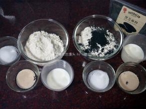 准备食材。黑芝麻面团原料：黑芝麻粉10克，小麦面粉125克，细砂糖12克，牛奶65克，酵母1克。原味面团原料省去10克黑芝麻粉即是。
