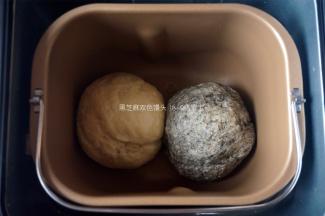 将两种面团原料分别揉合，放入面包机发酵至两倍大。大概1.5个小时。