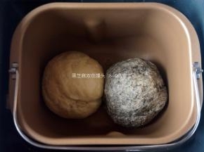 将两种面团原料分别揉合，放入面包机发酵至两倍大。大概1.5个小时。