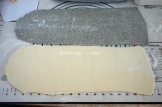 借助压面机压出两片等大的光滑面片。