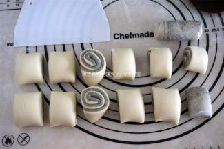 紧紧卷起后，分成等大的小份。