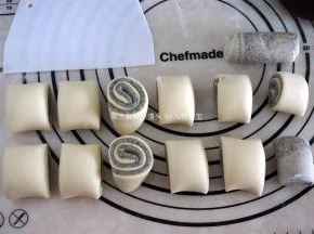 紧紧卷起后，分成等大的小份。