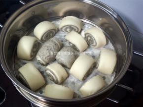 蒸锅放入清水，加热几分钟至水温温的状态。然后将馒头胚放入涂过油的蒸笼中，醒40分钟左右。