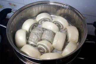 熄火后3分钟再开盖，松软的馒头就做好了。