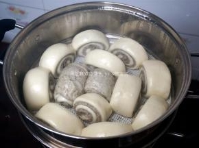 熄火后3分钟再开盖，松软的馒头就做好了。