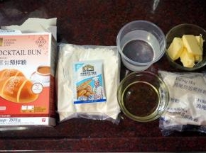 按照鸡尾包食谱准备齐其他的食材。