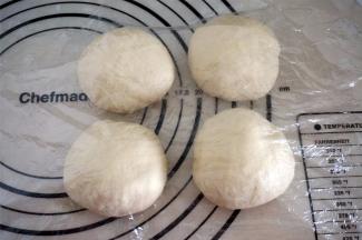 取出面团，排气后分成4等份。醒发20分钟。