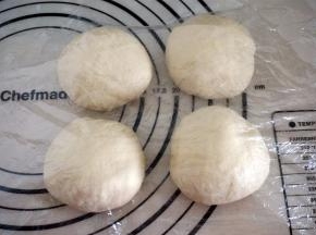 取出面团，排气后分成4等份。醒发20分钟。