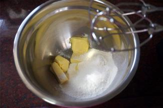 制作馅料：将馅料预拌粉及软化了的黄油揉合。先装起少许馅料到裱花袋中，室温放置。其余的放入冰箱冷藏15分钟以便于操作。