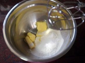 制作馅料：将馅料预拌粉及软化了的黄油揉合。先装起少许馅料到裱花袋中，室温放置。其余的放入冰箱冷藏15分钟以便于操作。