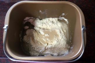 先制作面包。将清水，玉米油，鸡尾包预拌粉，酵母放入面包机桶内，揉至光滑不粘手。