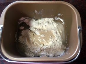先制作面包。将清水，玉米油，鸡尾包预拌粉，酵母放入面包机桶内，揉至光滑不粘手。
