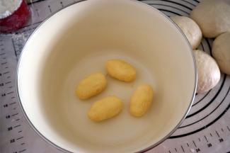 冷藏变硬后的馅料分成4份，揉至椭圆形。