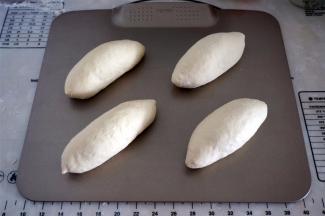 尽量将面包坯做成椭圆状。放入烤箱，用发酵程序发酵至1.5倍大。
