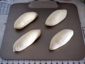 尽量将面包坯做成椭圆状。放入烤箱，用发酵程序发酵至1.5倍大。