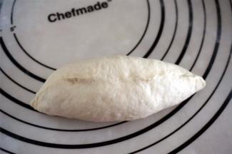 将馅料包裹，接口捏紧，朝下放置。