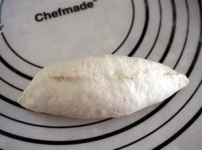 将馅料包裹，接口捏紧，朝下放置。