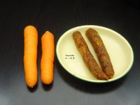 准备食材：腊肠、胡萝卜；