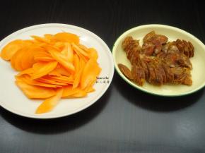 胡萝卜洗净去皮，切薄片，腊肠切薄片；