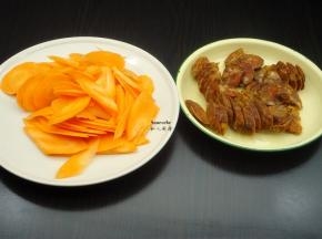 胡萝卜洗净去皮，切薄片，腊肠切薄片；