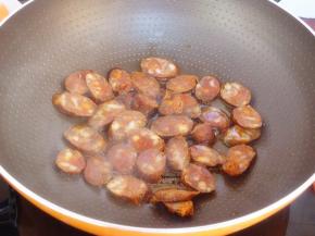 热锅，倒入一点点油，加入切好的腊肠，小火煎熟即可；