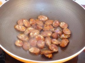 热锅，倒入一点点油，加入切好的腊肠，小火煎熟即可；