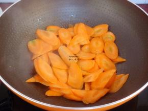 煎锅腊肠的油锅，不需要放油，爆炒胡萝卜片；