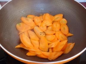 煎锅腊肠的油锅，不需要放油，爆炒胡萝卜片；