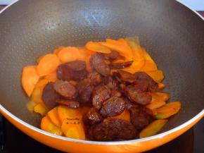 胡萝卜片八成熟加入煎好的腊肠、生抽；