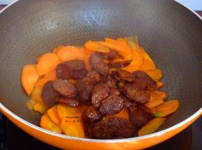 胡萝卜片八成熟加入煎好的腊肠、生抽；