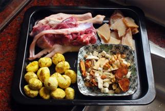 汤料洗干净，响螺片提前浸泡1个小时。