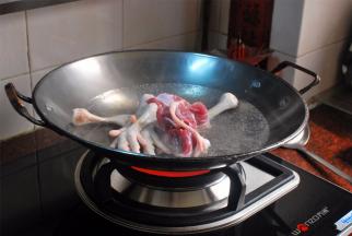 烧一锅水，放入肉类，焯煮。