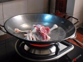 烧一锅水，放入肉类，焯煮。