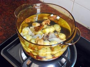 将除肉类外的所有汤料全部放入玻璃锅内，加入清水，大火煮沸。