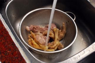 焯好的肉类，冲洗干净血沫。