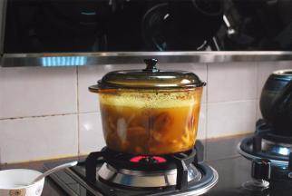 然后转为小火，慢慢煲约1.5个小时。